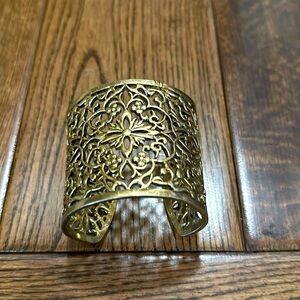 🚨Gold Tone Chunky Bracelet.